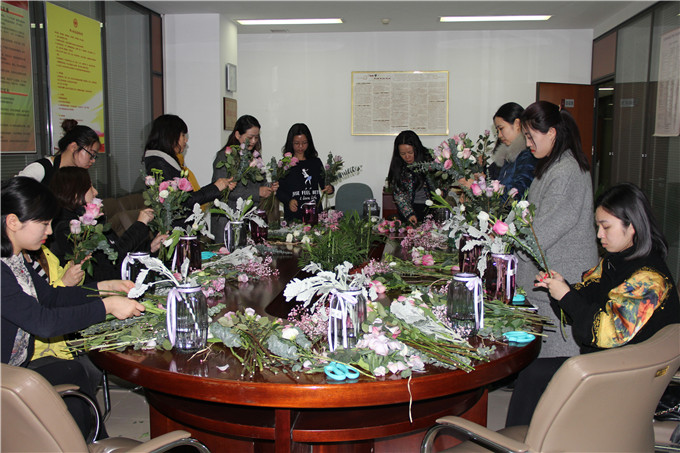 凯发投资组织女员工三八节开展插花活动