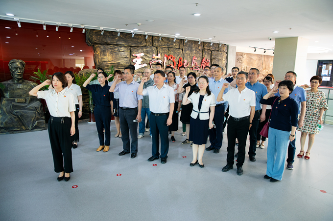k8凯发集团纪委组织赴王荷波纪念馆开展党风廉政教育2_副本.jpg