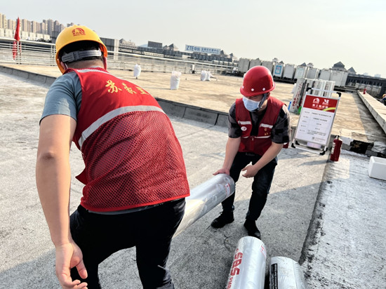 凯发资产运营集团凯发置业公司党员蒋帅和王啸晨不畏酷暑，积极参与凯发国际广场屋顶防水维修工程，抢抓工期，全力保障维修项目工程进度_副本.jpg