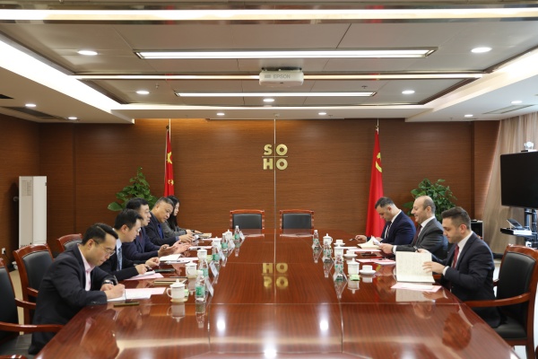阿塞拜疆驻华大使馆商务代表、特命全权公使特穆尔?纳迪罗格鲁一行来访_副本.jpg