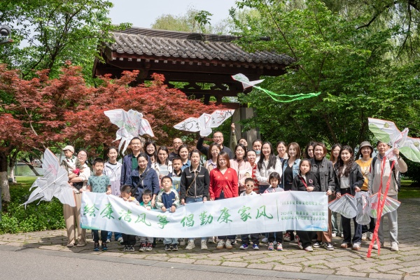 8凯发爱涛公司活动合影_副本.jpg